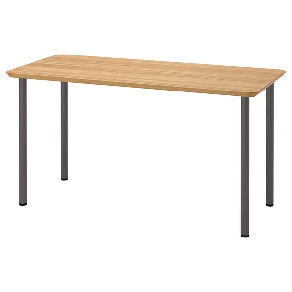 Eine ANFALLARE-Tabelle. Er ist hellbraun, rechteckig, mit vier grauen Beinen. Das Design ist minimalistisch und modern.