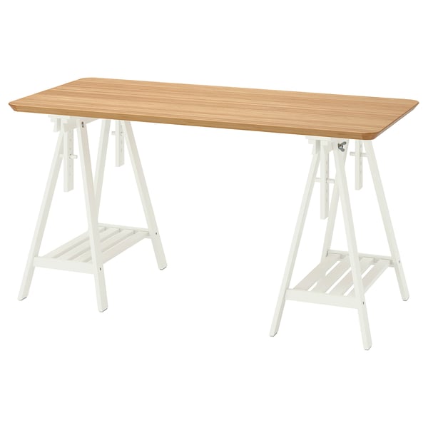 Ein weißer ANFALLARE-Schreibtisch mit Holzplatte, Böcken und einem Regal darunter.