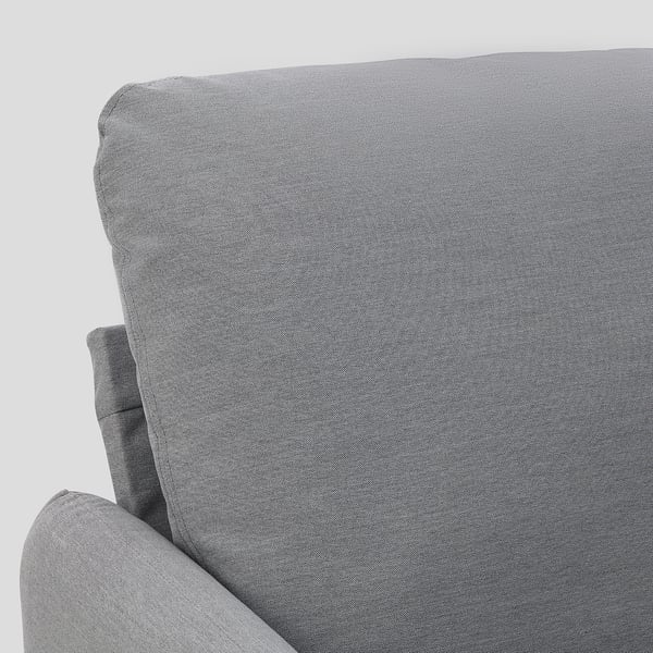 Nahaufnahme der gepolsterten Armlehne der ANGERSBY-Sofas, graue Stoffstruktur sichtbar, die Qualität und Komfort zeigt.