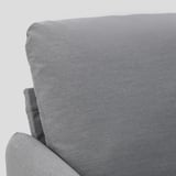 Nahaufnahme der gepolsterten Armlehne der ANGERSBY-Sofas, graue Stoffstruktur sichtbar, die Qualität und Komfort zeigt.