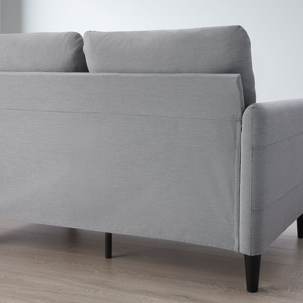 Hellgraues ANGERSBY Sofa mit Armlehnentaschen, schwarzen Holzbeinen, für einfachen Transport und Lagerung.
