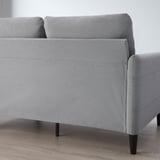 Hellgraues ANGERSBY Sofa mit Armlehnentaschen, schwarzen Holzbeinen, für einfachen Transport und Lagerung.