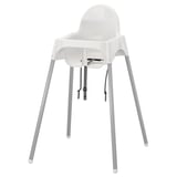 Ein weißer ikea ANTILOP Hochstuhl mit grauen Beinen und schwarzen Gurten zur Sicherung eines Kindes.
