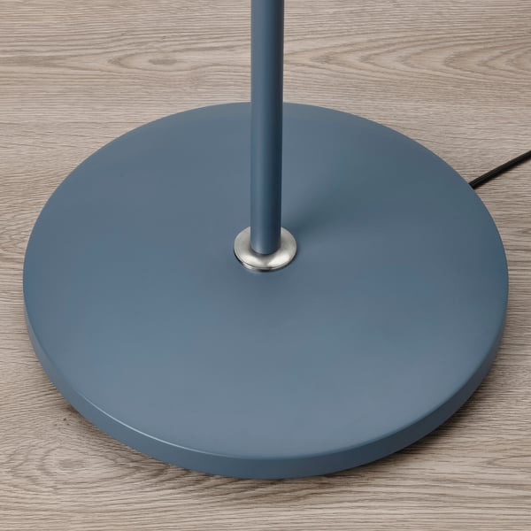 Großer blauer Stehlampensockel auf Holzboden, robust und gut gestaltet.