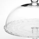 Tortenständer aus Glas mit komplizierten Designs und klarem Deckel. Ideal zum eleganten Servieren von Desserts.