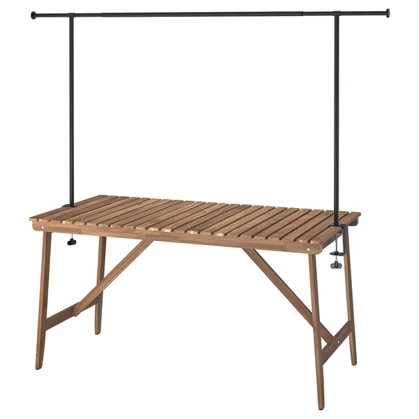 Outdoor-Tisch aus Holz mit Metallstange, zusätzliche Stützbeine.