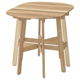 ASKHOLMEN Outdoor-Tisch aus Holz, hellbraun, rechteckig, abgewinkelte Beine.