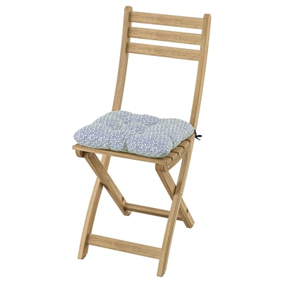 ASKHOLMEN hellbrauner Klappstuhl aus Holz mit blauem Blumenkissen.