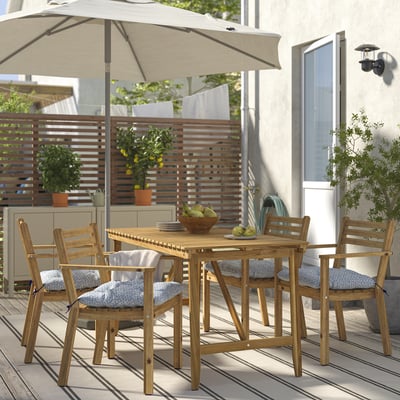 Gemütliches 4-Sitzer-Esszimmerset aus Akazienholz mit Kissen, ideal für kleine Räume.