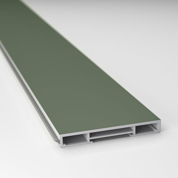 Schlanker, grüner Küchensockel aus recyceltem Kunststoff. Modernes, langlebiges Design.