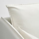 Weiße Sofaecke mit klaren Linien, weichen Kissen und hochwertigen Stoffen.