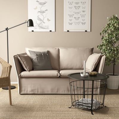 BACKSÄLEN 2-Sitzer-Sofa in neutralem Wohnzimmer mit Couchtisch & Wandkunst.
