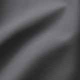 Zerknitterter Stoff mit sichtbarer Textur, der weich und hochwertig erscheint.