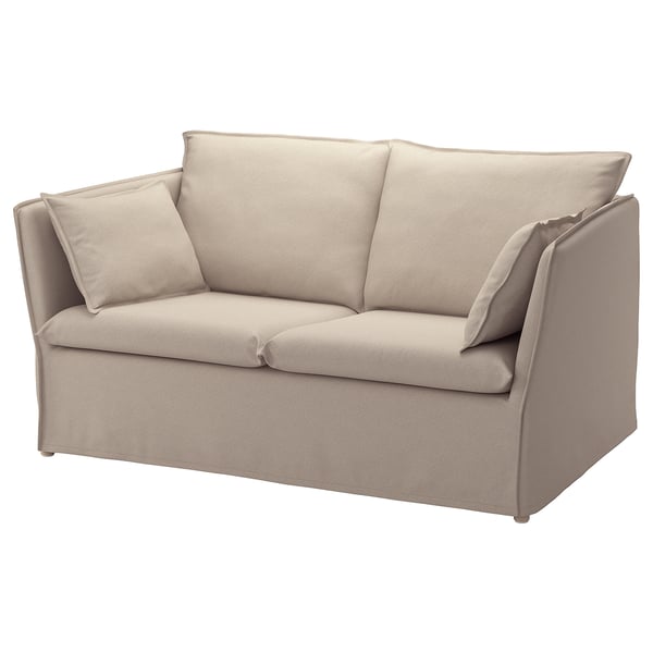 BACKSÄLEN: beiges 2-Sitzer-Sofa, glatter Stoff, geschwungene Kanten, neutrales Dekor.