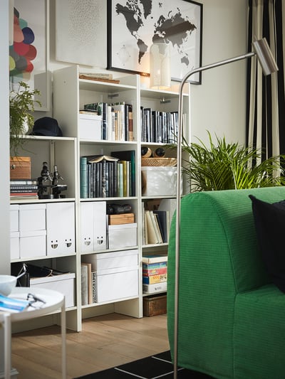 Ein weißes BAGGEBO Bücherregal mit vier leeren Regalen. Es hat ein minimalistisches Design, ideal für die Aufbewahrung von Büchern und Dekorationsgegenständen.