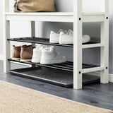 Schuhregal mit Matte. Hält den Boden sauber. Enthält mehrere Paare.