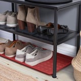 Schuhregal mit Metallböden mit roter Matte unter dem unteren Regal zum Schutz des Bodens vor Schmutz und Wasser.