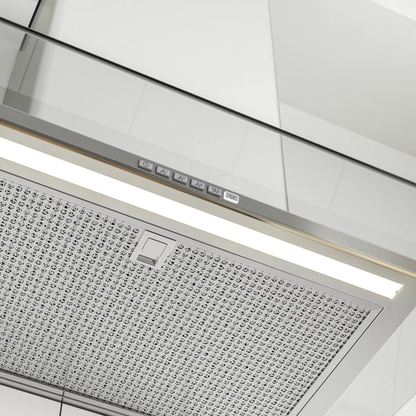 Moderne Dunstabzugshaube aus Edelstahl mit Kante aus gehärtetem Glas, schlankem Design, LED-Licht, Bedienfeld an der Vorderseite.