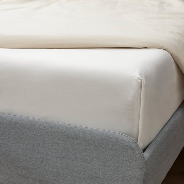Bett mit weißem Laken aus Bio-Baumwolle; Atmet, weich, pflegeleicht, zertifizierte GOTS.