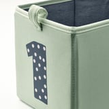 Grüne Stoffbox mit blauer 1, Griffe, recycelt, langlebig.