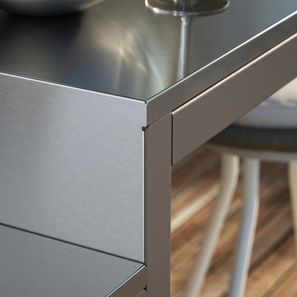 Moderne Außenküche mit schlanker Metalloberfläche und robustem Design für Langlebigkeit.