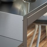 Moderne Außenküche mit schlanker Metalloberfläche und robustem Design für Langlebigkeit.
