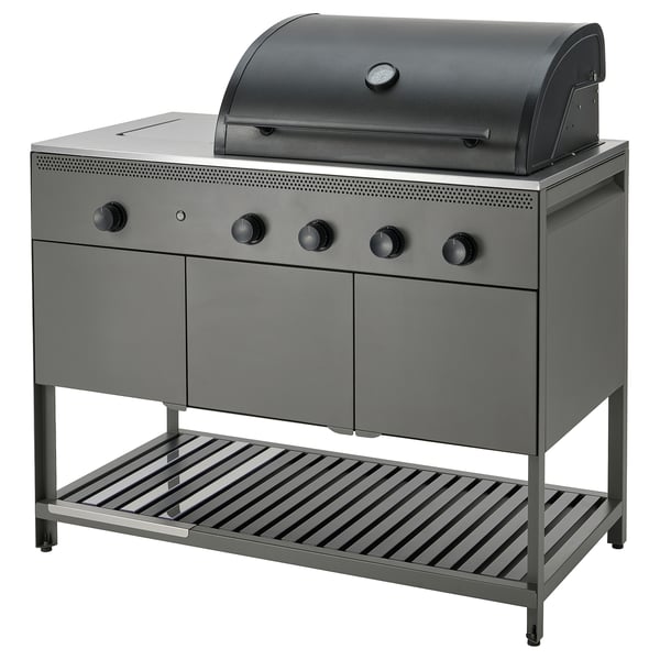 Eine graue BÅTSKÄR-Außenküche mit Gasgrill, Stauraum und Regalen. Es ist ein schlankes, modernes Design.
