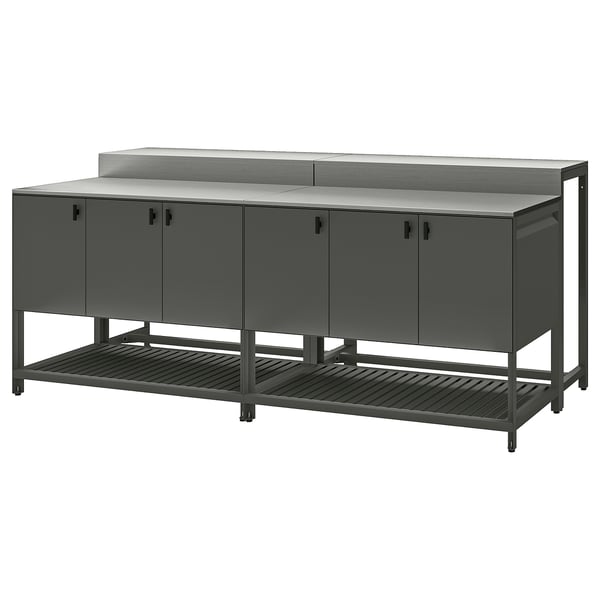 Graue Außenküche mit Edelstahlplatte, dunklen Metallrahmen und Schranktüren.