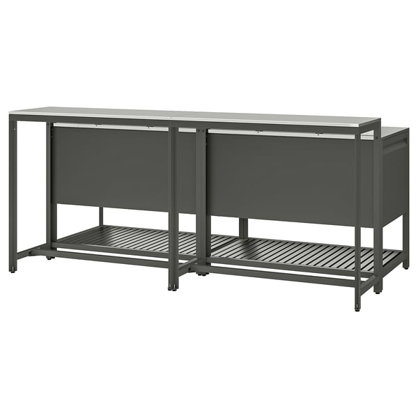 Eine BÅTSKÄR-Außenküche in Grau mit Edelstahl und pulverbeschichtetem Metall mit schlankem Design und geschlossenem Stauraum.