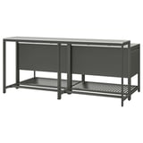 Eine BÅTSKÄR-Außenküche in Grau mit Edelstahl und pulverbeschichtetem Metall mit schlankem Design und geschlossenem Stauraum.