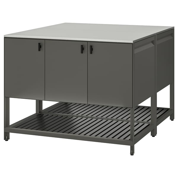 Moderne graue Kücheninsel für den Außenbereich, auf Metallbeinen erhöht, schlankes Schrankdesign mit geschlossenem Stauraum.
