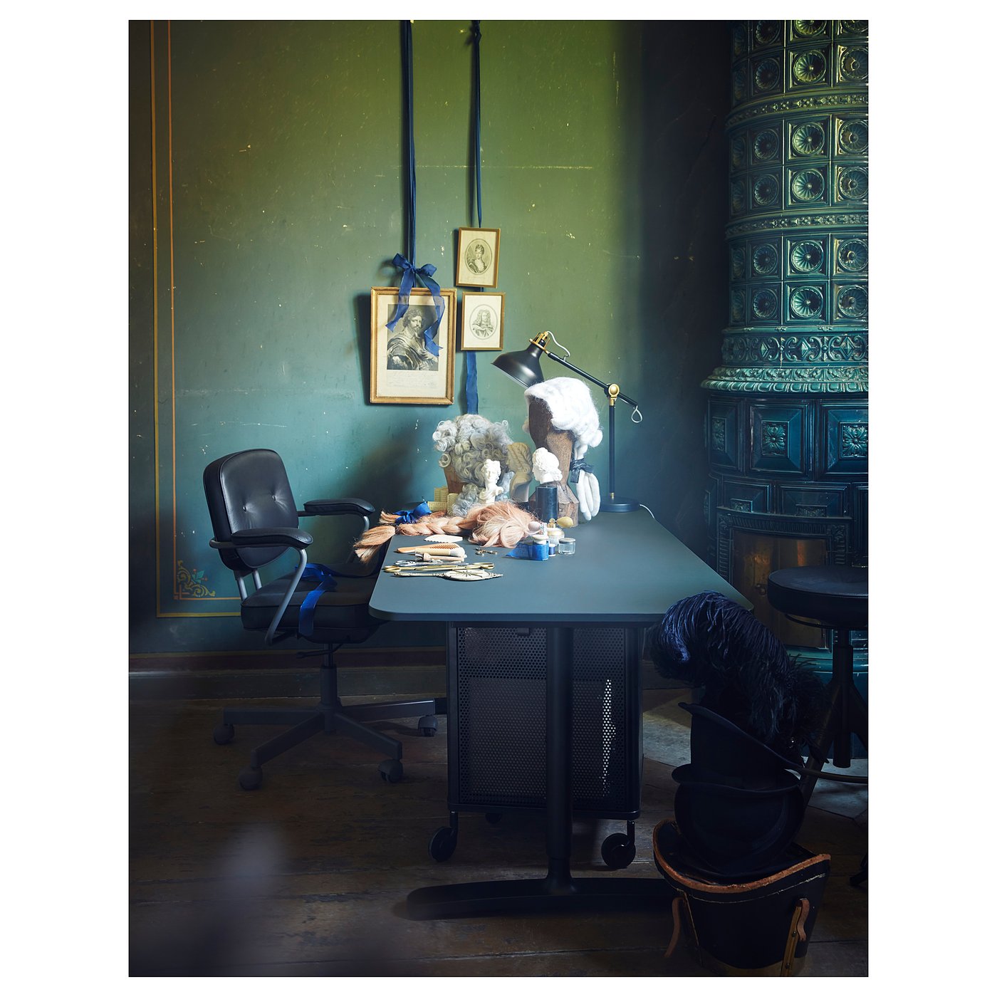 BEKANT Schreibtisch - Linoleum blau, schwarz - IKEA