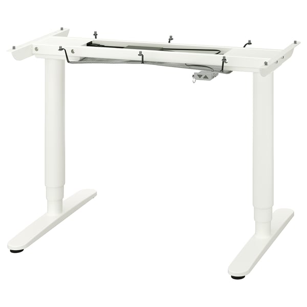Ein weißes verstellbares Schreibtischgestell von BEKANT. Das Gestell besteht aus Stahl und Aluminium und zeichnet sich durch ein schlankes, modernes Design mit verstellbaren Höheneinstellungen aus.