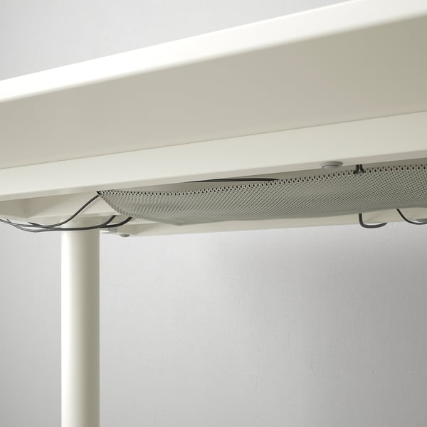 Schreibtisch mit Kabelmanagementnetz, das Kabel hält.