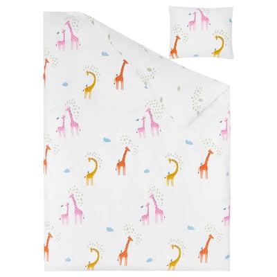 Ein grüner Babybettbezug mit bunten Giraffenmotiven, aus weicher Baumwolle.