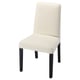 Ein IKEA BERGMUND Stuhl in Beige mit Bezug aus recyceltem Polyestergewebe und schwarzen Beinen. Das Design ist modern, geradlinig und minimalistisch.