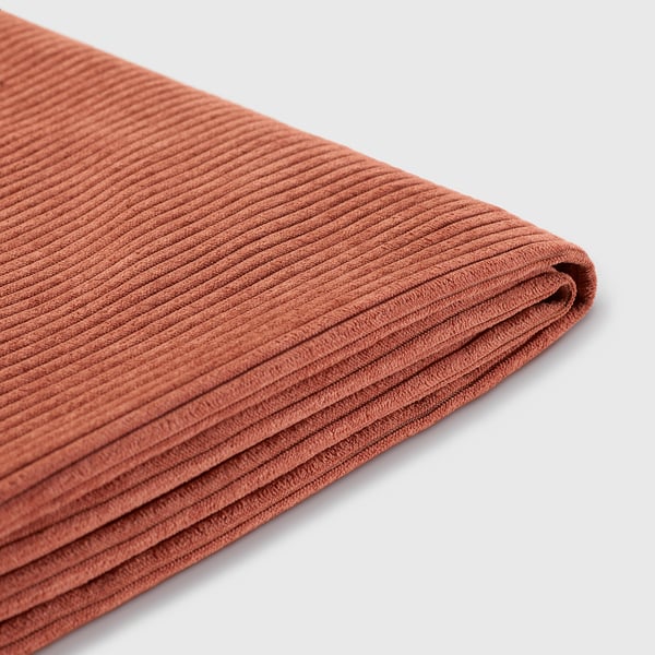 Gefaltetes orange-braunes Gewebe aus recyceltem Polyester, ordentlich angeordnet, mit seiner glatten und gleichmäßigen Textur.