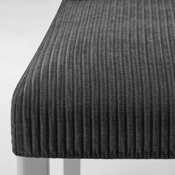 Dunkelgraues strukturiertes Rückenlehnendetail aus Stoff mit vertikalem Rippenmuster.