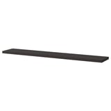 Ein dunkelbraunes Regal mit abgeschrägter und glatter Kante. Es ist Teil der BERGSHULT-Kollektion, die aus Spanplatten und Kunststoffkanten besteht.