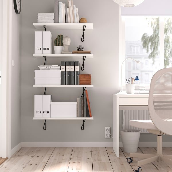 Home Office mit BERGSHULT Regalen, hellem Dekor und großem Fenster.