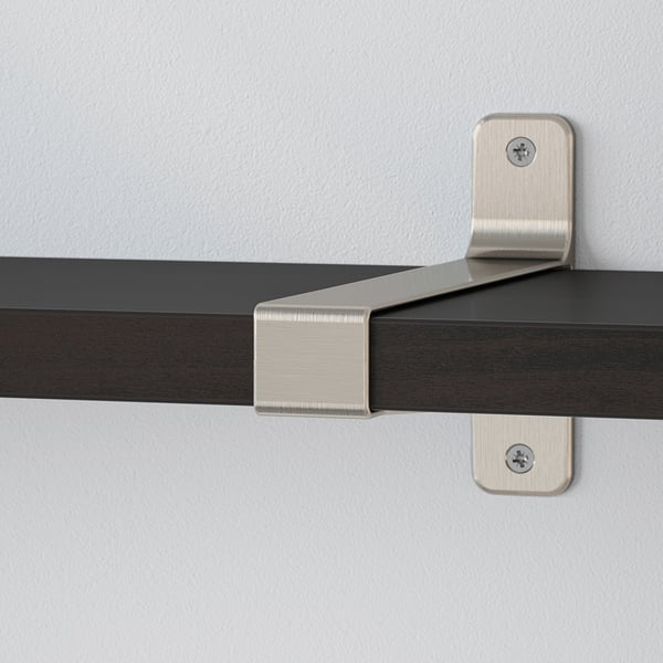Modernes Wandregal mit gebürsteten Metallhalterungen, die sicher an einer weißen Wand befestigt sind. Das Regal hat schlanke, abgeschrägte Kanten und eine dunkle Holzoberfläche.