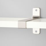Robuste Wandregalhalterungen aus Metall, die sicher an der beigen Wand befestigt sind und ein modernes, weißes Regal mit sauberen, abgerundeten Kanten tragen.