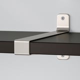 Modernes schwarzes Wandregal, das von Halterungen aus gebürstetem Nickel getragen wird und klare Linien und eine sichere Befestigung aufweist.