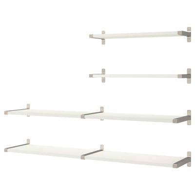 Vier weiße Wandregale mit Metallhalterungen in einem klaren, minimalistischen Design, ideal für die individuelle Aufbewahrung.
