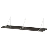 Ein BERGSHULT Wandregal in Dunkelgrau mit weißen Metallhalterungen. Es hat ein schlankes, modernes Design mit abgeschrägten und glatten Kanten.