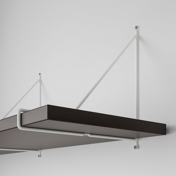 Modernes Wandregal mit zwei Stützen, mit abgeschrägten und glatten Kanten. Hergestellt aus Spanplatten und Metallhalterungen.