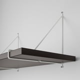 Modernes Wandregal mit zwei Stützen, mit abgeschrägten und glatten Kanten. Hergestellt aus Spanplatten und Metallhalterungen.