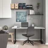 Modernes Homeoffice mit BERGSHULT Regalen, Schreibtisch, Laptop und Pflanze.