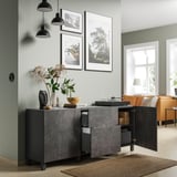 Grauer BESTÅ-Schrank mit offenen Türen, der Regale und Dekorationsgegenstände vor heller Wand mit Fotos zeigt.