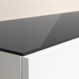 Dunkle Glasplatte auf weißem Schrank; Schlankes und modernes Design.